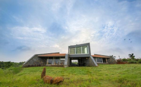 Stone House Bezze by StayVista with Lake view, Jacuzzi & Lawn - your perfect getaway